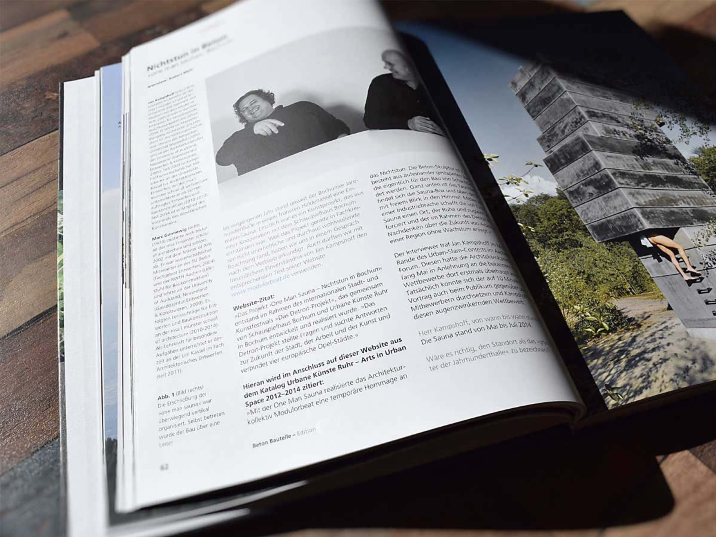 Blick in ein Buch mit aufgeschlagener Seite