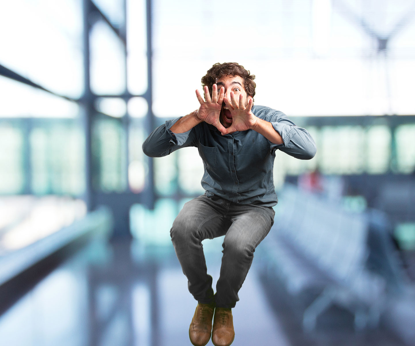 Mann, der springt und glücklich schreit