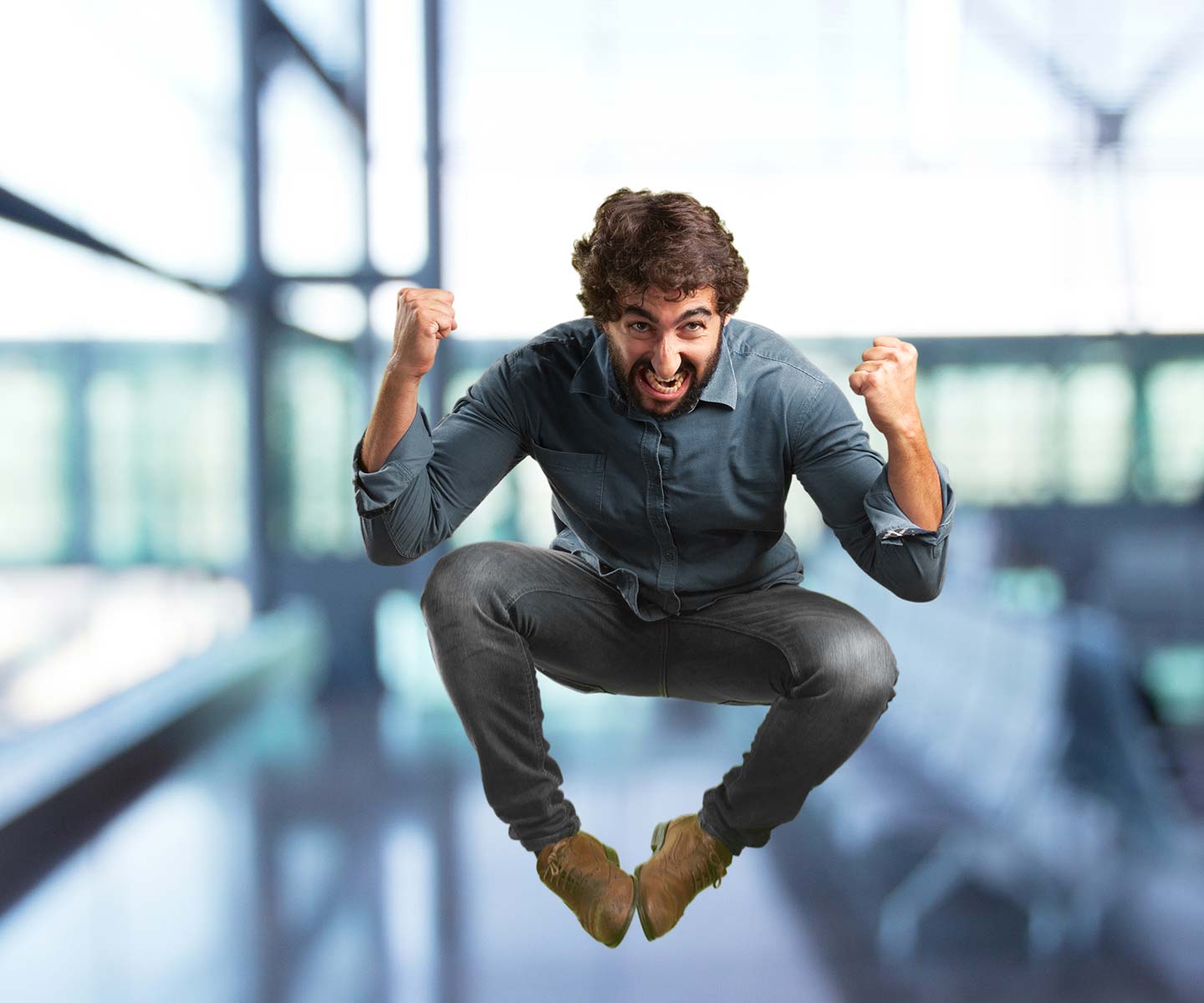 Mann, der springt und glücklich jubelt